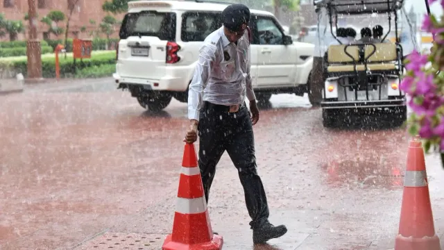delhi-weather-today-city-to-witness-rain-thundershowers-and-temperature-drop-imd-issues-yellow-alert